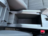 運転席と助手席の間には、アームレストが装備されております。開閉できるようになっており、中にはスマートフォンやお財布などパッと取り出したいものを入れておけるので便利ですよ。