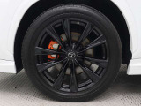 235/50R20ランフラットタイヤ&専用アルミホイールを装着しています。