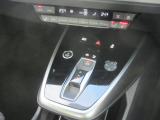 スイッチタイプのシフトレバーです。コンソールもスッキリとしステアリングのパドルシフトを操作いただくとマニュアルモードでお使いいただくことができます。