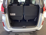 荷室は3列目シートを立てたままでも十分な容量があります。