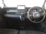 シンプルながら、機能性溢れるインパネ廻りです、視界性も良く運転しやすいです。各操作スイッチ類なども使いやすい位置に配置されています♪