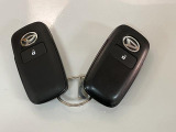 スマートキーを装備しています☆カギをカバンやポケットに入れて頂いた状態でドアロックの開閉やエンジンスタートをして頂けますよ!とても便利な装備です!