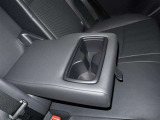 リヤシートにもアームレスト&カップホルダーが装備♪