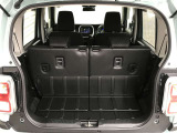 【広々トランクルーム】車体に対してスペースは広めに作ってあります。また、背もたれを倒すとより多くの荷物を乗せることができます。