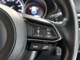 アダプティブクルーズコントロール機能付きです。走行中に先行車の様子を検知しながら、設定した車速の範囲内で先行車との距離のキープを支援します。詳細は販売店スタッフまでおたずねください。
