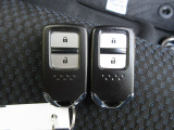 スマートキー付!キーを取り出さなくてもドアロックの施錠・開錠、エンジンの始動が出来ます!雨の日や荷物の多い日にとても便利ですね♪