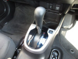 扱いやすい位置に配置されたフロアマニュアルトランスミッションです☆車を自在に操る感覚はマニュアルならではのもの。こだわりのマニュアルで気持ちのいい走りが楽しめますよ♪