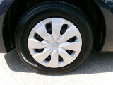 純正スチールホイール&ホイールキャップで足元もすっきりです。