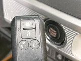 【キーレススタートシステム】カバンやポケットに入れたままでもドアの施錠・解錠が可能なスマートキーを装備。エンジンのオン・オフ時もカギを取り出す必要が無いからとっても便利です♪