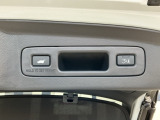 お好みの位置で止められるメモリー機能付の電動リアゲートです!後ろが狭い駐車場でもスムーズに荷物を積めて、さらに背が低い人の手がムリなく届く高さで止めることも可能です!