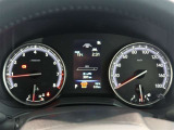 とっても見やすいメーターです。夜間時はラグジュアリーな気分にさせてくれる照明が魅力ですので、夜のドライブも楽しみになりますよ♪