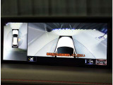 パノラミックビューモニター。車両を上から見たような映像を表示。運転席から目視しにくい車両周囲の状況をリアルタイムで確認できます。