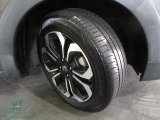 タイヤは ブリヂストン エコピア 2025年製がついています。そして足元を精悍に引き締めるホンダ純正16インチアルミホイール、おしゃれは足元から、カッコイイですね!