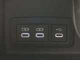 こちらのクルマはUSB接続コネクタも装備されています♪スマホの充電などにお使い下さい。ご旅行中での充電切れも、これなら心配いりませんね!