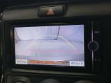 駐車が苦手な方でも安心のバックガイドモニター搭載。 後方の映像をクリアに表示し、ガイドラインで車庫入れや縦列駐車をしっかりサポート。毎日の運転がぐっとラクになります。
