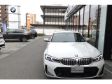 BMWの代名詞の【キドニーグリル】グリルが腎臓のように見えるので【キドニー】と呼ばれるようになりました。一目見ただけでBMWであると認識できる確固たるアイコンとして存在感を放ちます。