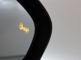 隣車線を走る車両をレーダーで検知し、ドアミラーでは確認しにくい後側方エリアに存在する車両に加え、急接近してくる車両も検知します。車両を検知するとドアミラーに搭載されたLEDインジケーターが点灯します。