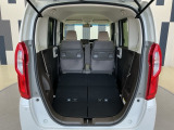 リアシートを倒すことでほぼフラットの状態となります。スペースを広く有効にご活用いただけます。