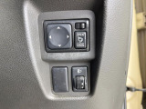 【電動格納ミラー】サイドミラーは電動格納式となっており、狭い駐車場でもキズがつくリスクを抑えられます。