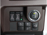 ボタンでエンジン始動が可能な、プッシュスタート機能搭載!もしもの時の、盗難警報装置イモビライザーも同時に装備されております! キーレスのボタン、もしくは、ドアハンドルのスイッチセンサーで開閉可能です!