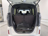 とても広々、大きな開口部の荷室スペースですね。 開口部広々だから、大きな荷物も楽々収納出来ちゃいますね。 荷物スペースは広いほうがいいですよね。