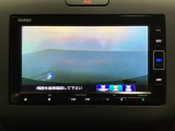 ギヤをR(バック)に入れるとナビの画面に後ろの映像が映るリアカメラ付です。後退時、コンディションが悪い視界でもカラーバックモニターがドライバーをサポートします。