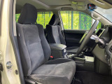 運転席まわりには十分なスペースがあり、大柄な方でもゆったり運転していただける環境です。