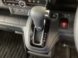 シフトはインパネシフト、パーキングブレーキは電子制御となっています。