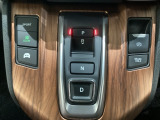 シフトはセレクトレバーのなくなったエレクトリックギアセレクターになっています。右側に電子制御パーキングブレーキがあります。スイッチひとつでブレーキ力を自動的に最適制御できるパーキングシステムです。