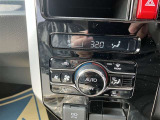 オートエアコンなので、お好みの温度に設定するだけで車内を快適空間にしてくれます。