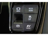 ECOモードはエアコンの利きなどを抑え、低燃費で走れるようにサポートします。EVモードはモーターのみで動くので、夜間などの静かに走行したい時に便利です。(EVモードは一定速度を超えると解除されます)