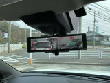乗員や荷物で視界が遮られる状況でも、車両後方のカメラ映像をミラーに表示し後方確認を容易にします
