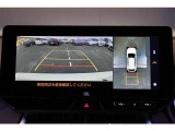 【パノラミックビューモニター】 後退時に車両の後ろ側を表示するだけでなく上から見たような映像で車庫入れなどバックする際に安心です。