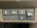 車がカーブの外側へ膨らんだり内側へ巻き込んだりする挙動を防止する横滑り防止装置、障害物センサー、万が一の時にあると心強いホンダセンシング機能-路外逸脱抑制機能・衝突軽減ブレーキ付きです!
