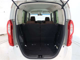 後部座席は分割式です。普段の荷室スペースも充実!