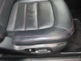 運転席と助手席は、細やかな調整が可能なパワーシートになっています。更に運転席は2ポジションメモリーが可能ですので、運転手交代に備えて2名分のポジション登録がお奨めです。