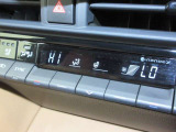左右独立温度コントロールフルオートエアコンです。運転席、助手席それぞれで独立して温度設定ができます。冷え性の方が乗っても安心ですね♪