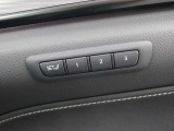 ポジションメモリー付シートです。シートやステアリング、ドアミラーの位置を記録しておくことが出来るのでご家族や複数の方で車を乗られる方には便利な機能です。