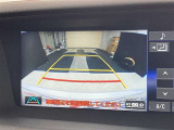 こちらのバックカメラは画面にラインが表示されておりますので、バック時のクルマの進行方向の目安になります。より高いレベルで車庫入れをサポートする、便利な機能ですね。