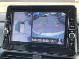 アラウンドビューモニターです。上空からお車の周りを見る感覚で表示されますので、車庫入れも簡単