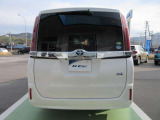 バックカメラが付いているので後方確認が非常にしやすいです。今や運転初心者も熟練者も必須装備!ついていて損はないですね♪