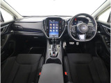 ■視界良好で運転しやすいコックピットです。シンプルで操作性の良いインパネ回りにデザインされ、SUBARUは安全性能に徹底的にまでこだわった視界設計を行っています。