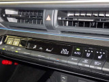オートエアコン付きなので一度、気温を設定すれば自動的に過ごし易い温度に調整してくれますよ。 車内をいつでも快適空間にしてくれます。