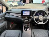 スポーティで上質なブラックのインテリアになっています 大画面ナビ付きです!
