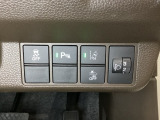 ハンドルの右側にはヘットライトリベライザーとHondaセンシング用のメインスイッチがついています。ヘッドライトリベライザーは道路状況や積荷の加重に応じてライトの高さを調節できます。
