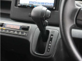 ◆ハンドル・インパネシフト◆シフトノブはインパネに配置されているので、運転席&hArr;助手席の移動が簡単。
