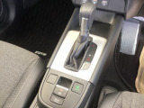 シンプルでとても使いやすいフロアシフトに、パーキングブレーキは電子制御パーキングブレーキです。