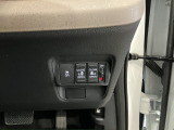 【リア両側パワースライドドア】リモコンなどで自動開閉。Hondaスマートキーを携帯していれば、軽い力で解錠とドアオープンが行えます。半ドア状態まで閉めると、自動的に全閉する機能付き。