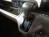 インパネシフトでフロントシートの足元もスッキリお使い頂けます!!パーキングブレーキは室内空間を有効に活用できるフットブレーキを採用♪