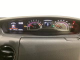 スピードメーターとタコメーターを大きく配した見やすいメーター部になっています。左側のインフォメーション画面でオドメーターや燃費などの情報を確認できます。